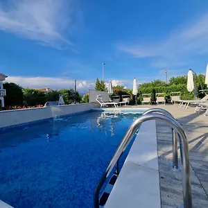 Lea With Pool Apartmán